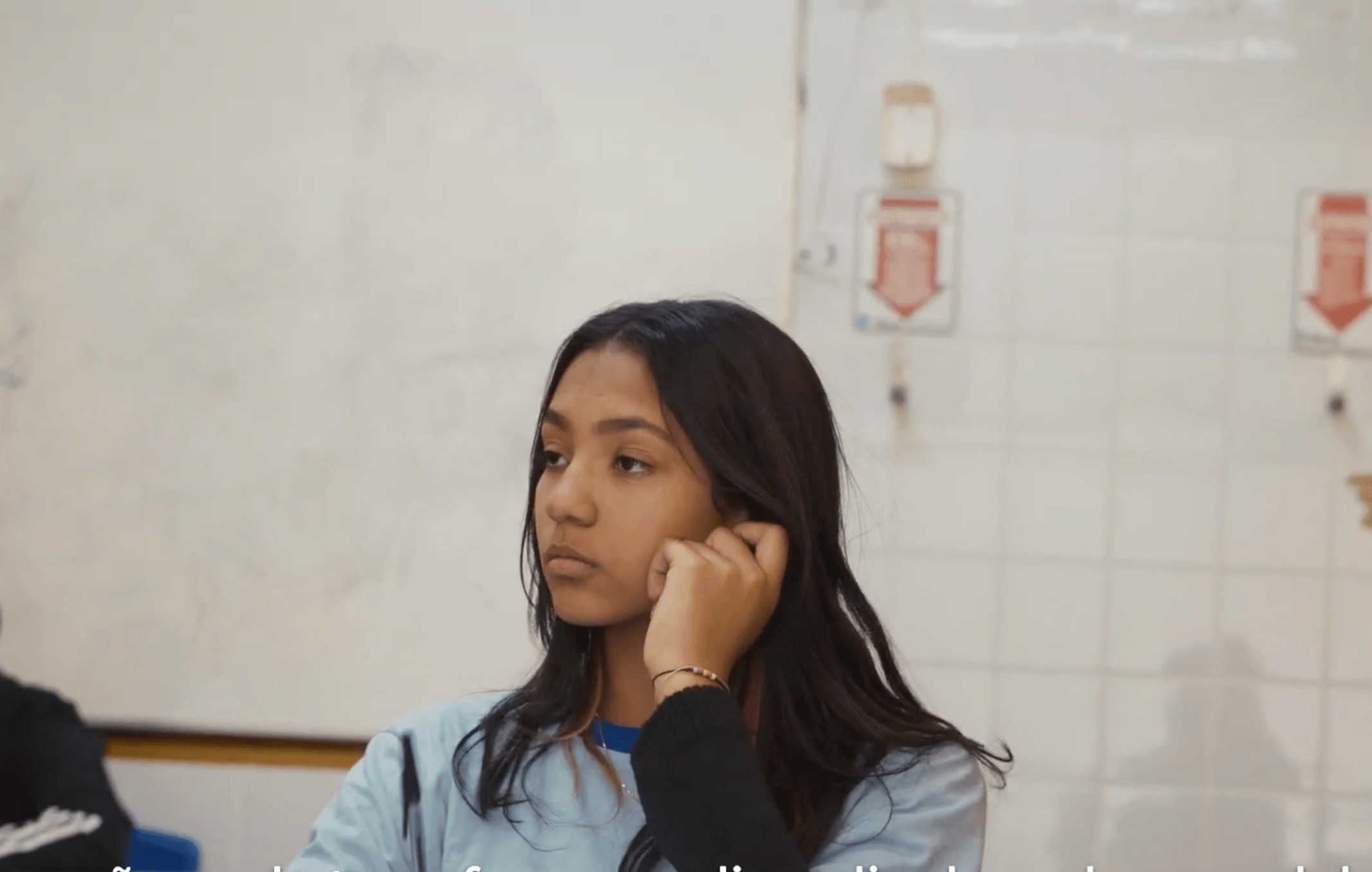 Jovem em sala de aula, em cena do vídeo institucional do Centro Integrado de Inteligência Artificial produzido pela Vértice Audiovisual