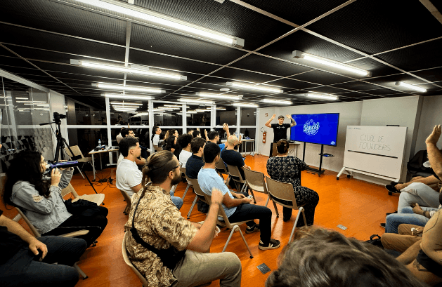 Participantes de workshop em Brasília assistindo à apresentação, com cobertura de evento da Vértice Audiovisual