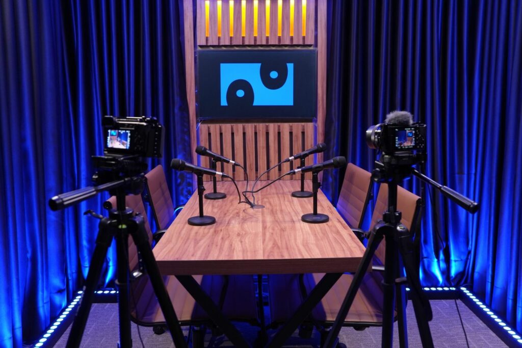 Podcast Estúdio de podcast da Vértice Audiovisual em Brasília, com mesa, microfones e câmeras