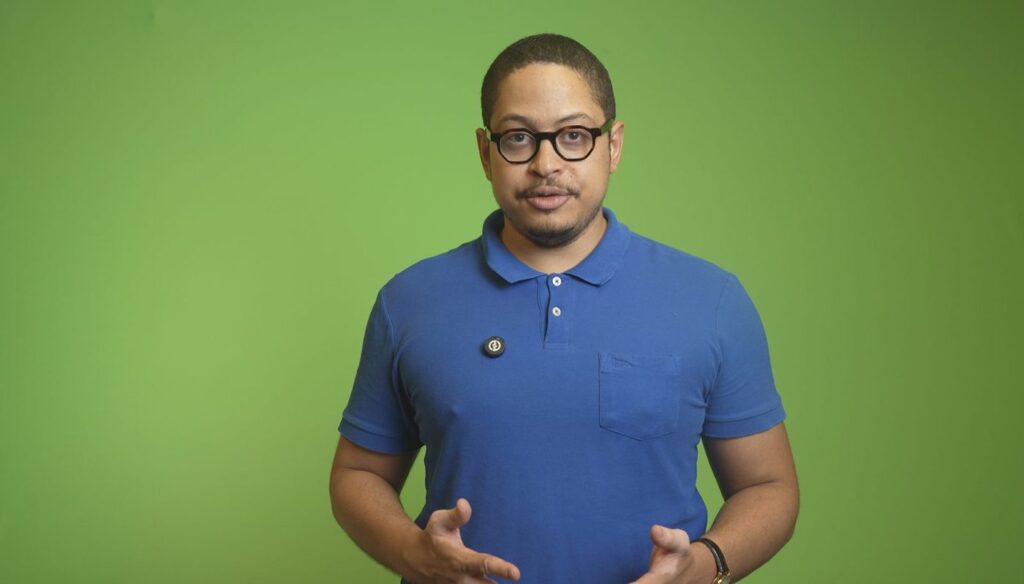 Gravação de videoaula com fundo verde no estúdio da Vértice Audiovisual