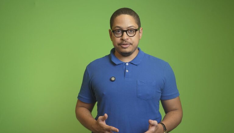 Gravação de videoaula com fundo verde no estúdio da Vértice Audiovisual
